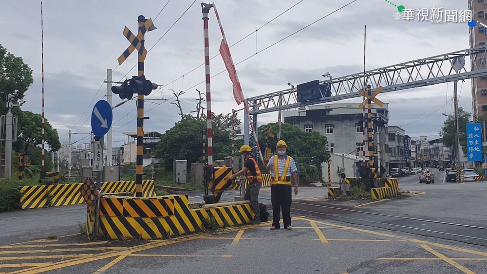 平交道柵欄升又降 花蓮小貨車直直撞