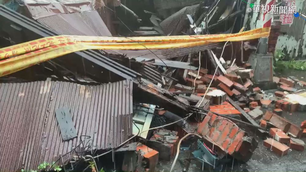 疑似遭大雨雷擊! 鳳山老屋瞬間解體