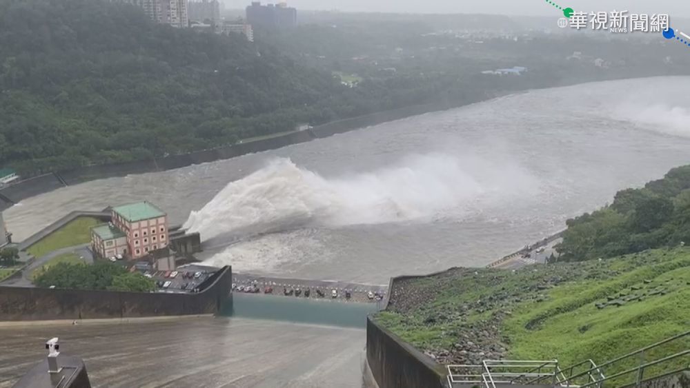 盧碧變熱低挾豐沛雨量 石門水庫洩洪