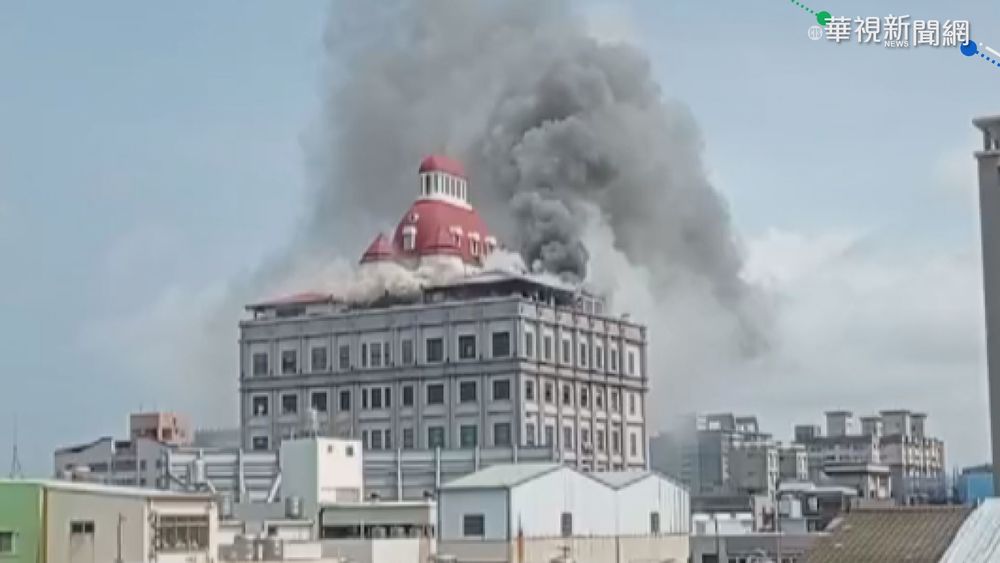 梧棲新天地頂樓起火竄濃煙 警消撲救