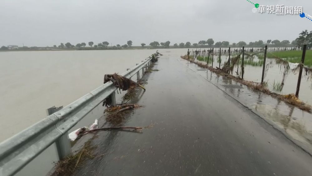 萬丹大排擋水牆被沖垮 水灌農田.道路
