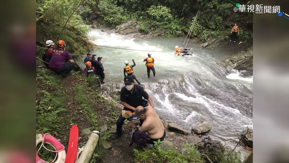 情侶復興鄉瀑布戲水 溪水暴漲慘受困