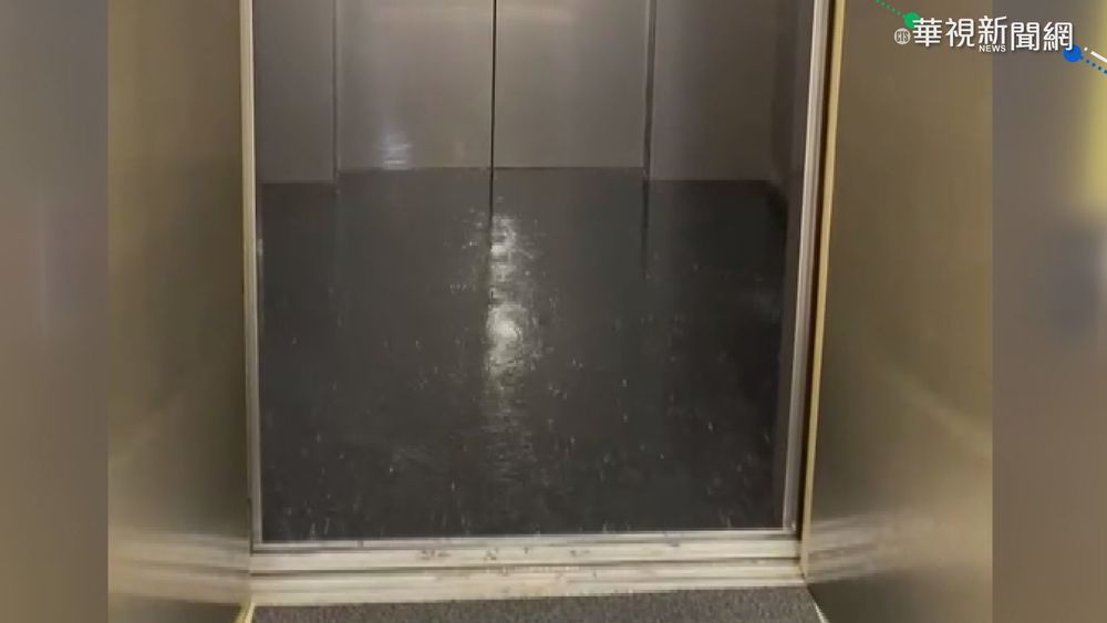 強降雨排水不及 大樓電梯內下大雨!