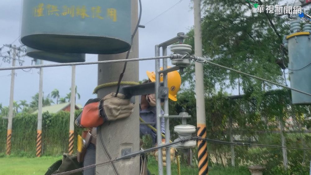 台電挺進災區 爬5公尺高.斷崖旁搶修電