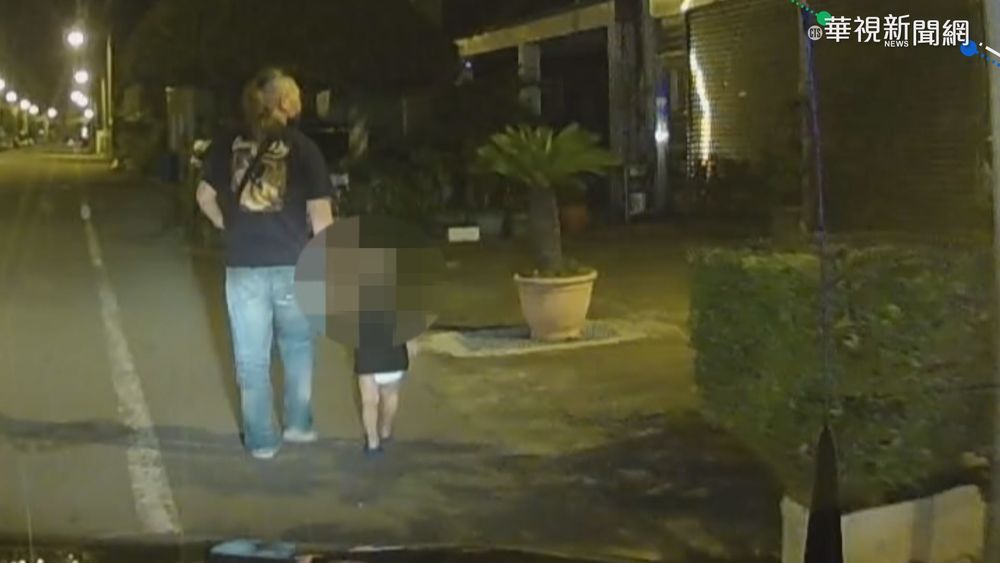 趁家人熟睡 男童穿尿布深夜逛大街