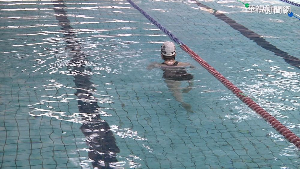 泳池開放首日 泳客凌晨5點排隊等開門