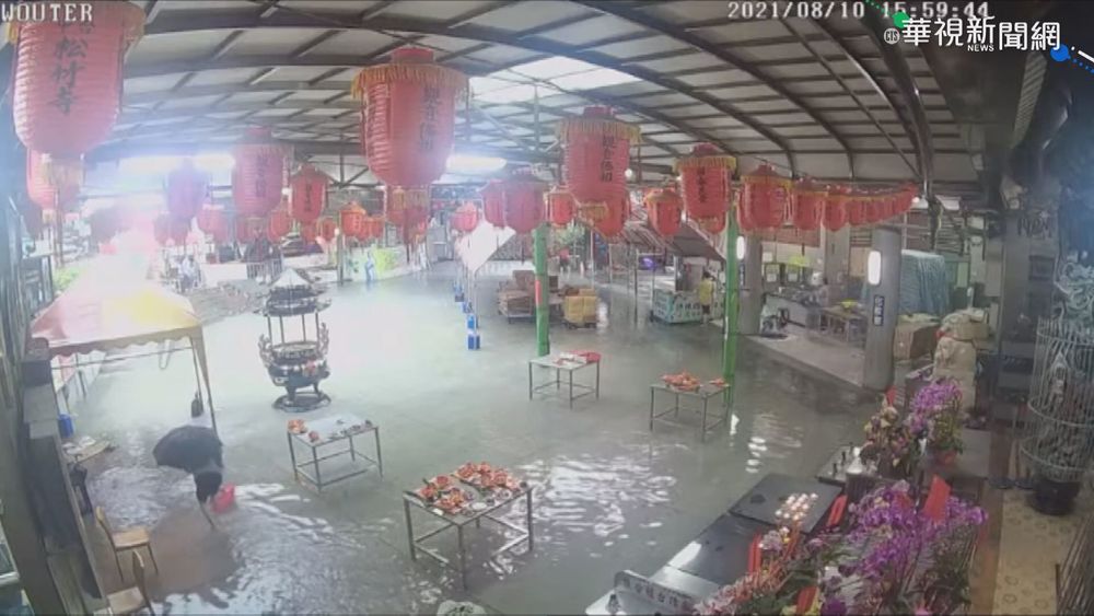 台中雷雨猛灌! 道路淹成河.寺廟泡水中