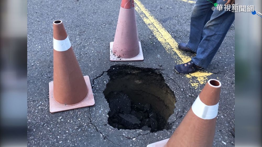 高雄再現坑洞 左營道路塌陷貨車受困