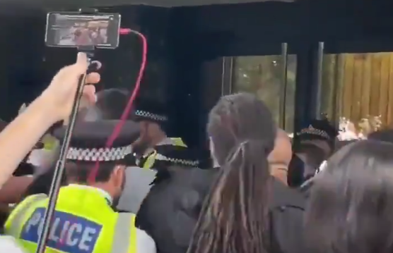 搞錯了！英反新冠疫苗人士抗議BBC 卻「闖錯棟」