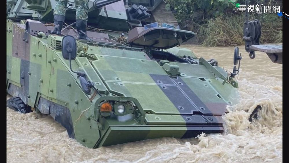 恆春豪雨溪暴漲 雲豹裝甲車橫渡受困