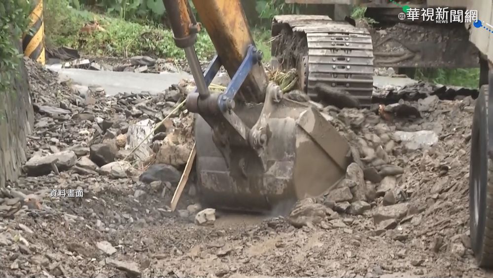 高雄山區聯外道毀 村民徒手開挖自救