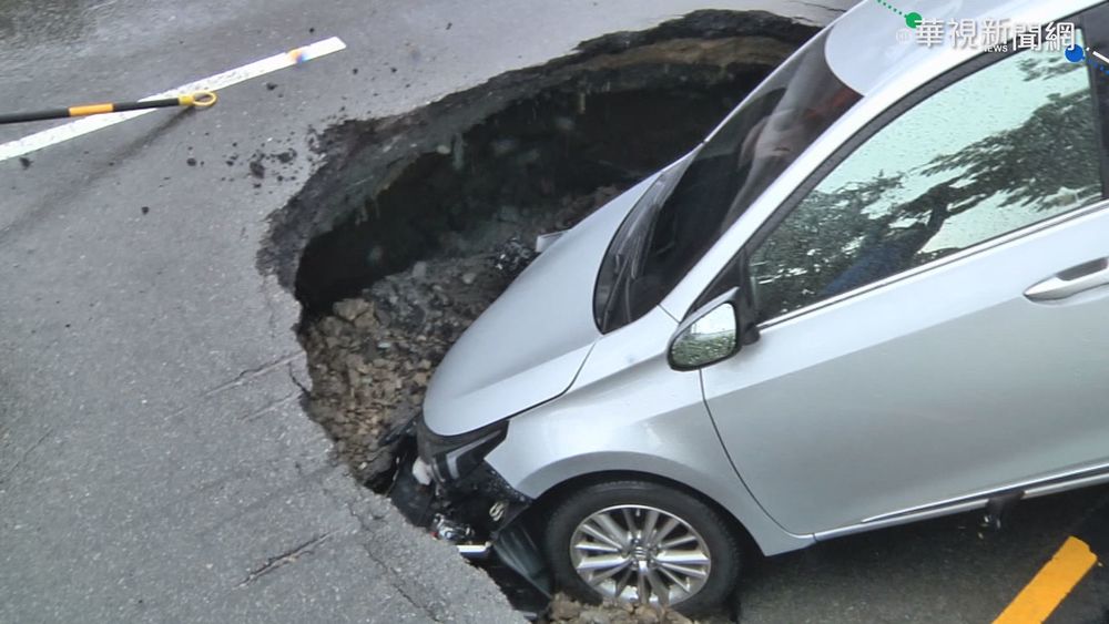 路過轎車倒頭栽 卡1米半深坑動彈不得