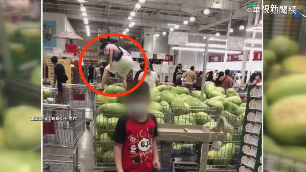 誇張!婦爬賣場鐵架 蹲西瓜堆上挑瓜