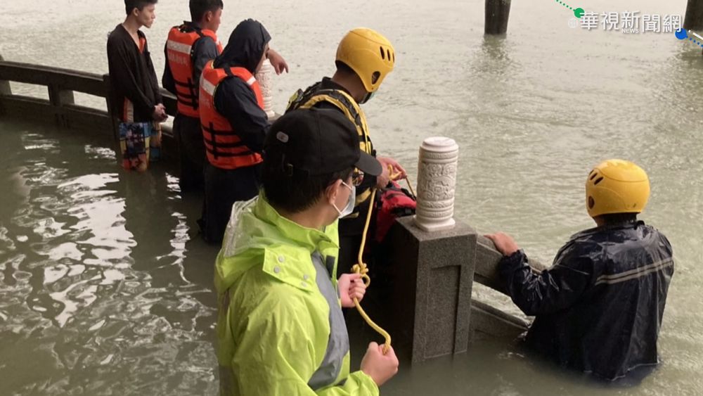 研究生疑為"撿手機" 失足跌入曾文水庫