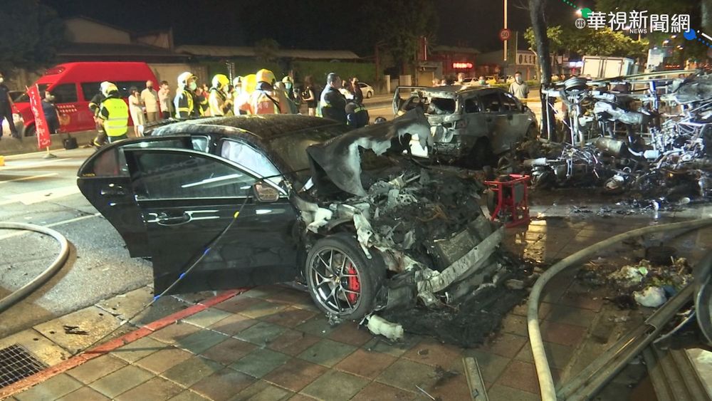 貨車遭賓士撞翻起火 波及鄰近車輛.店家