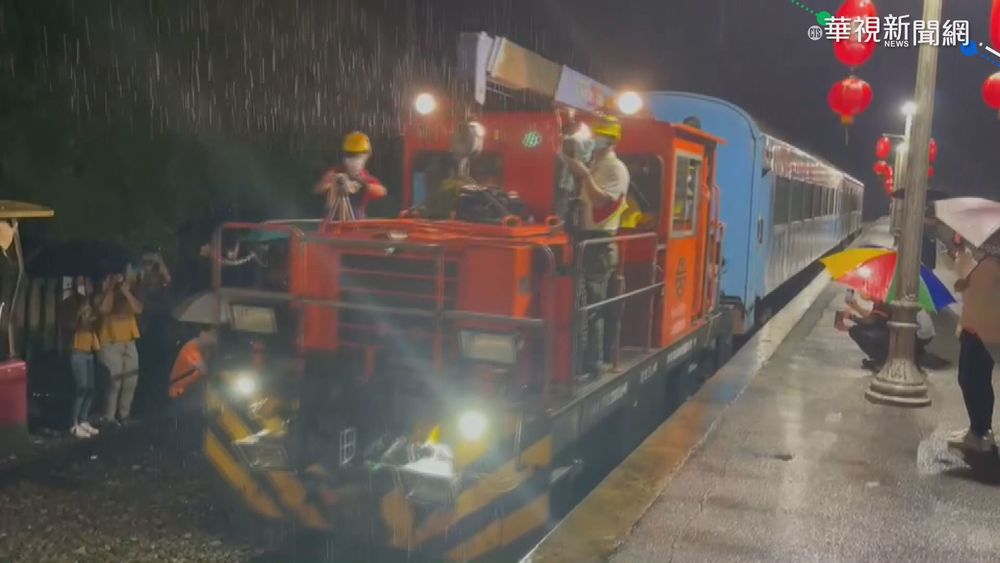 舊車廂拖至勝興車站 鐵道迷冒雨搶拍