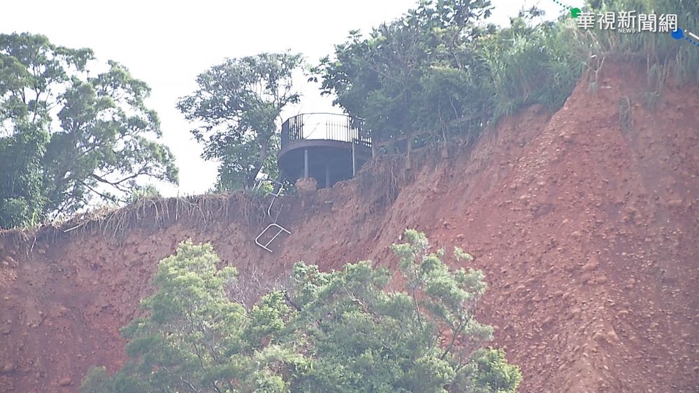 地基土石流失 大甲鐵砧山瞭望台懸空