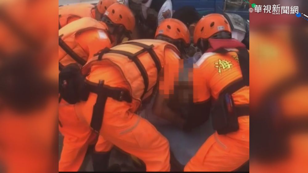 夫妻港邊觀海 遭後方轎車倒車撞落海