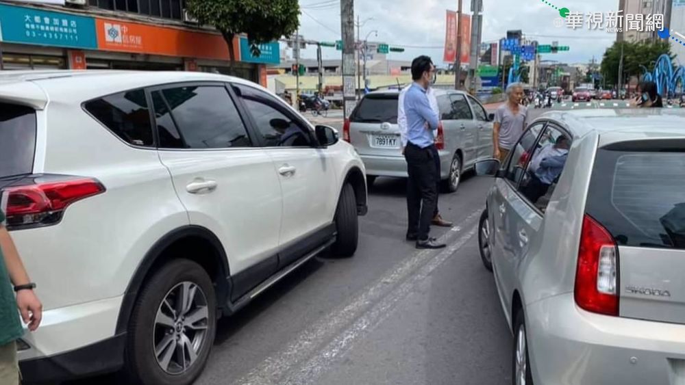 開贓車拒捕 紅燈前撞四車加速逃逸