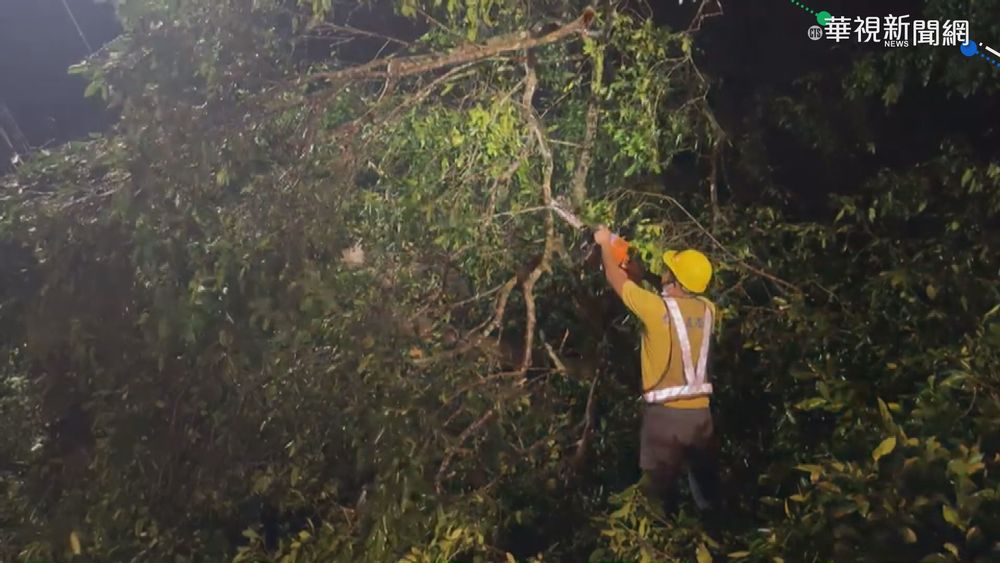 竹縣南清公路落石坍塌 縣府漏夜搶通