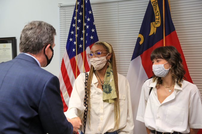 美國女大生打完疫苗 戶頭驚喜多出「2770萬」