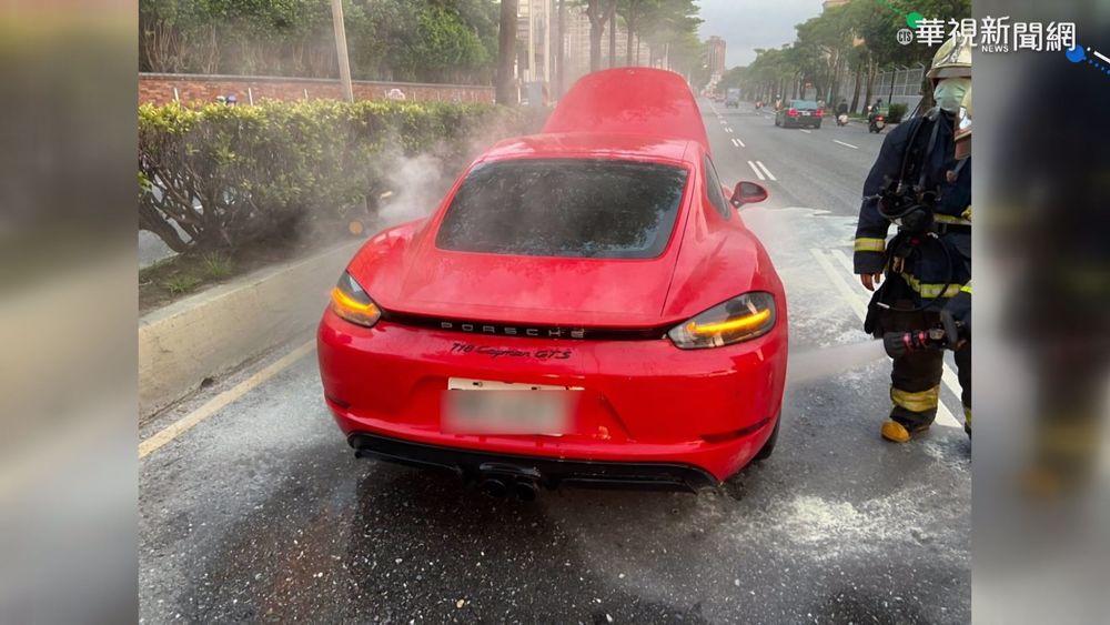 跑車自燃險火燒車 遊淡水驚魂害塞車