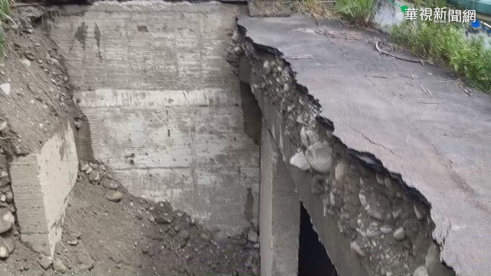 阿里山現天坑!汽車險掉橋旁10米大洞