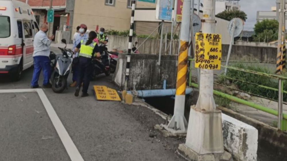 告示牌疑螺絲鬆脫砸落 害女騎士摔車