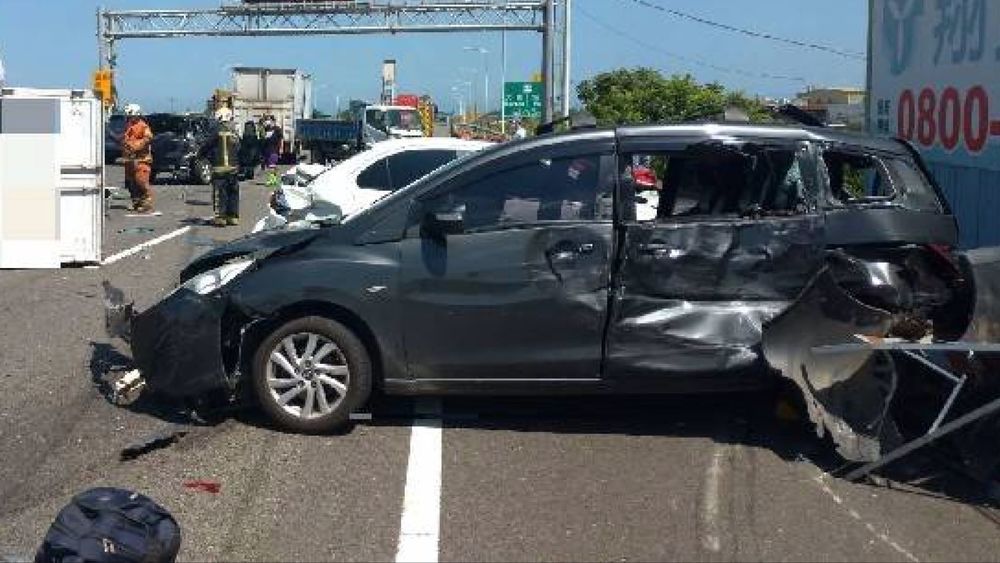 國二機場支線 西向1.8公里8車連環撞