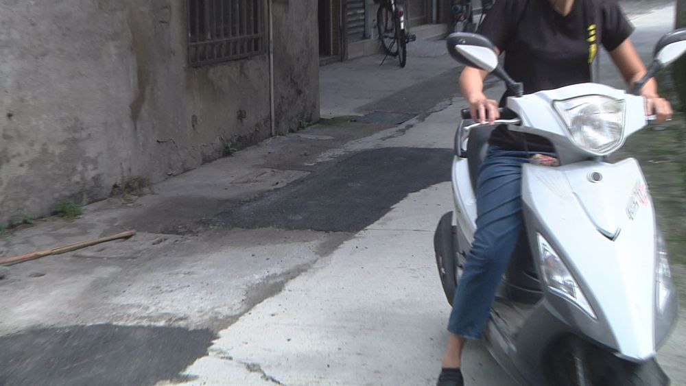 疑電信挖坑未示警 驚!害孕婦騎士摔洞