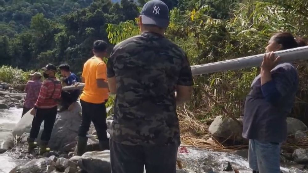 桃源橋斷逾1週 受困居民野炊.捕魚自救