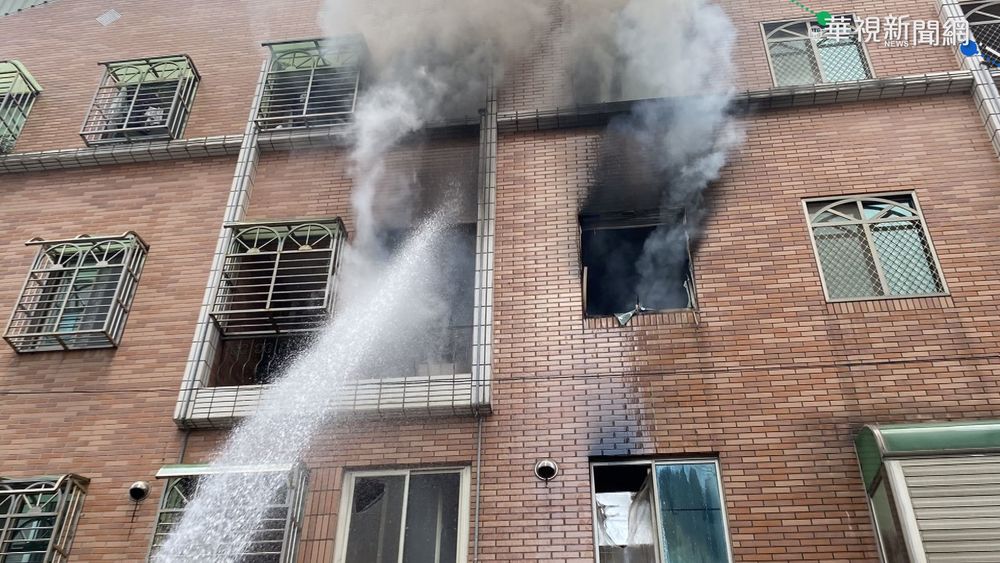 桃園八德住宅大火 44歲男一度受困