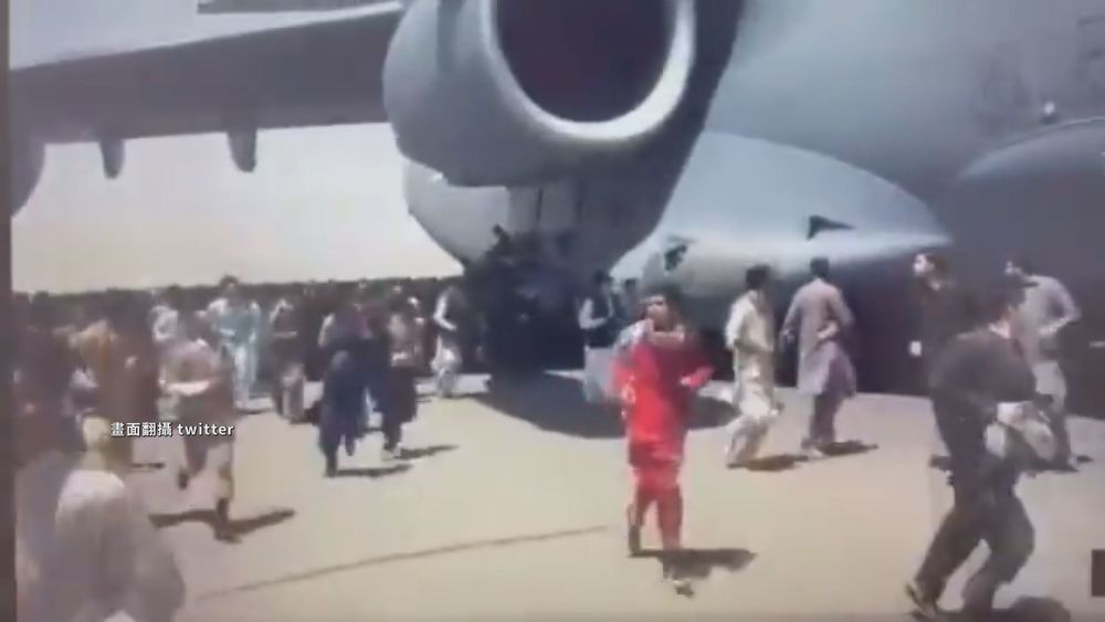 沒機位也要走! 民眾冒險攀美軍機起落架