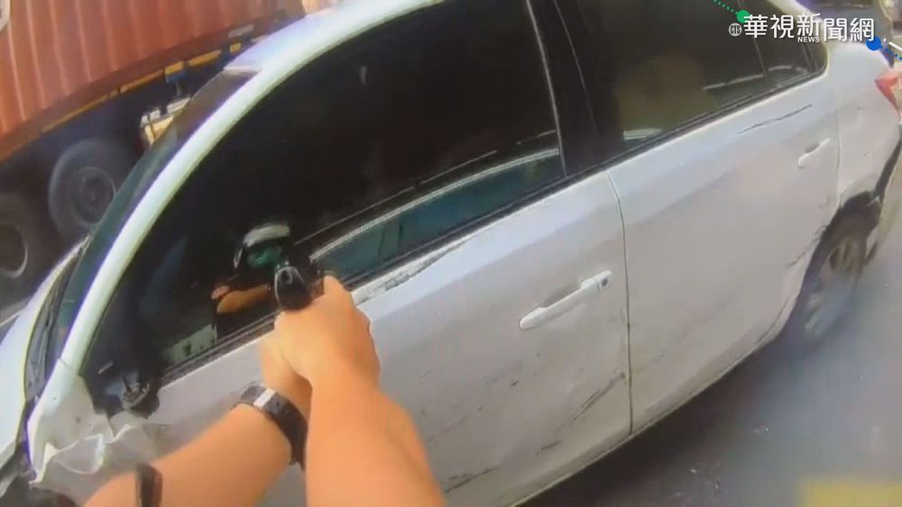 拒檢狂逃連撞10車 "警"追不捨逮2毒蟲