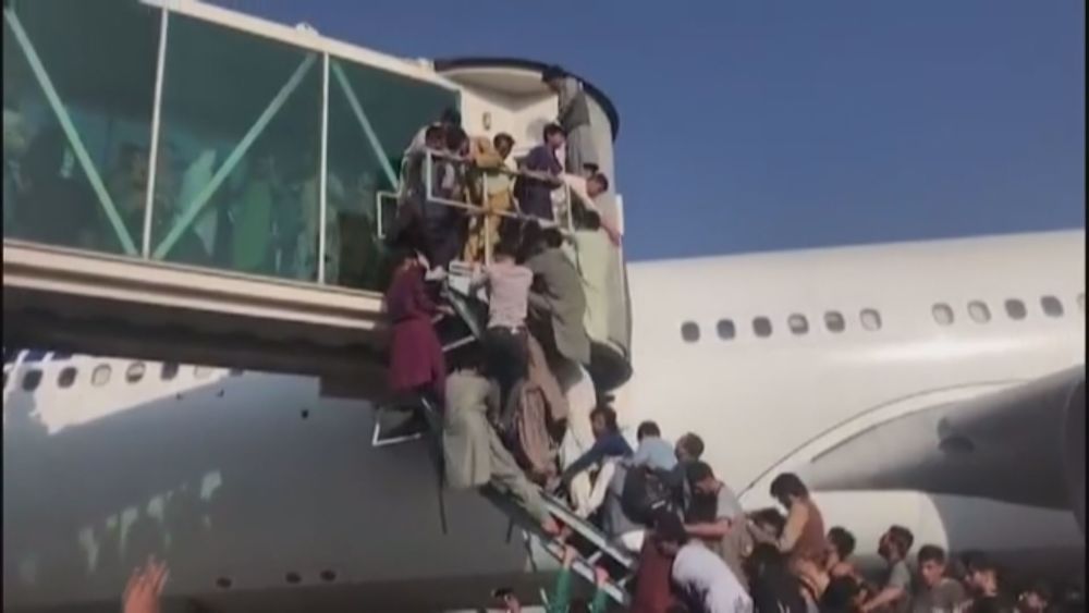 死命都要上機!狂攀美軍機 8人遭輾斃