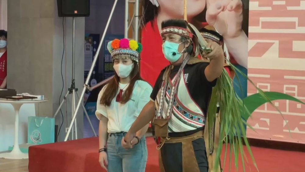 舉重方莞靈回"嘉" 族人英雄式慶賀