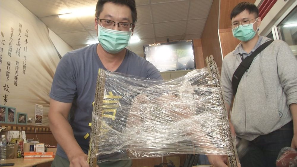 買無隔板...餐廳DIY"塑膠管+保鮮膜"