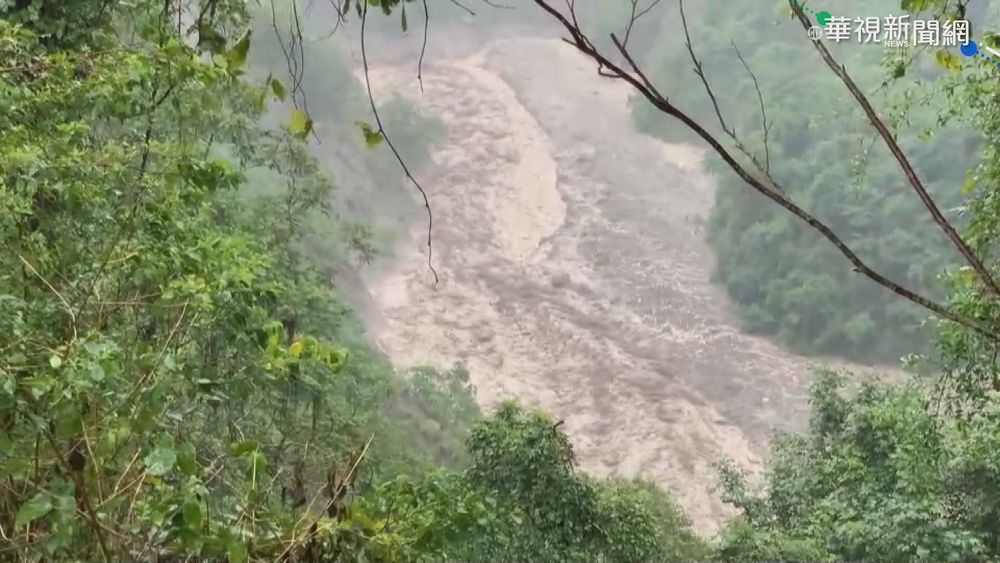 不要命! 土石流來襲竟到「斷」橋看熱鬧