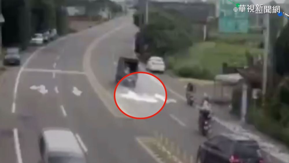 "掉漆"小貨車! 3騎士煞車不及滑倒摔傷