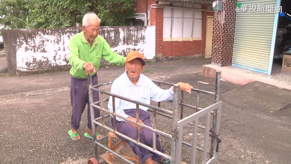 94歲父愛無極限! 推癱瘓兒散步一甲子