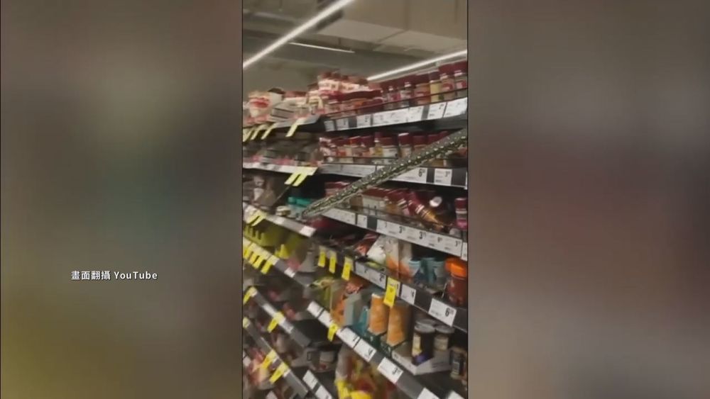 不速之客! 澳洲3公尺長大蟒蛇闖超市