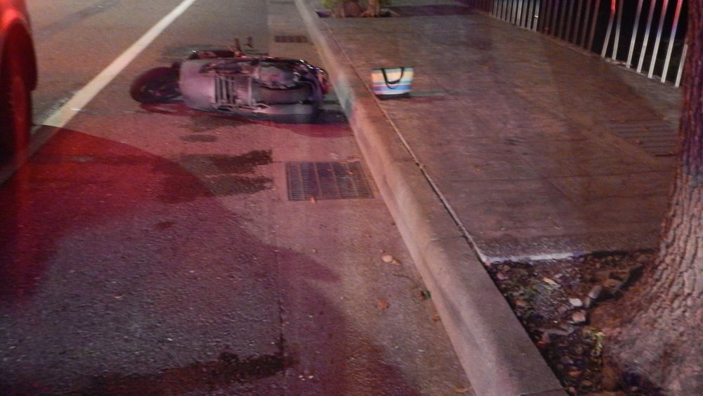 聯結車掉落石塊害命 騎士閃避自撞亡