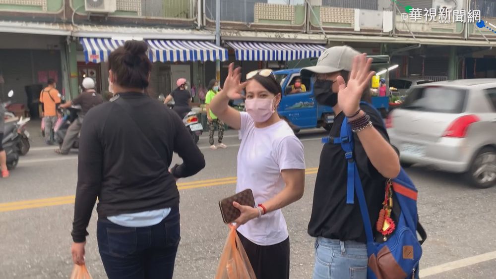 舉重女神出關! 打扮輕鬆上市場沒架子