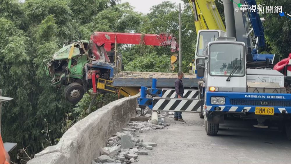 貨車「天外飛來」衝下邊坡 6民宅遭殃