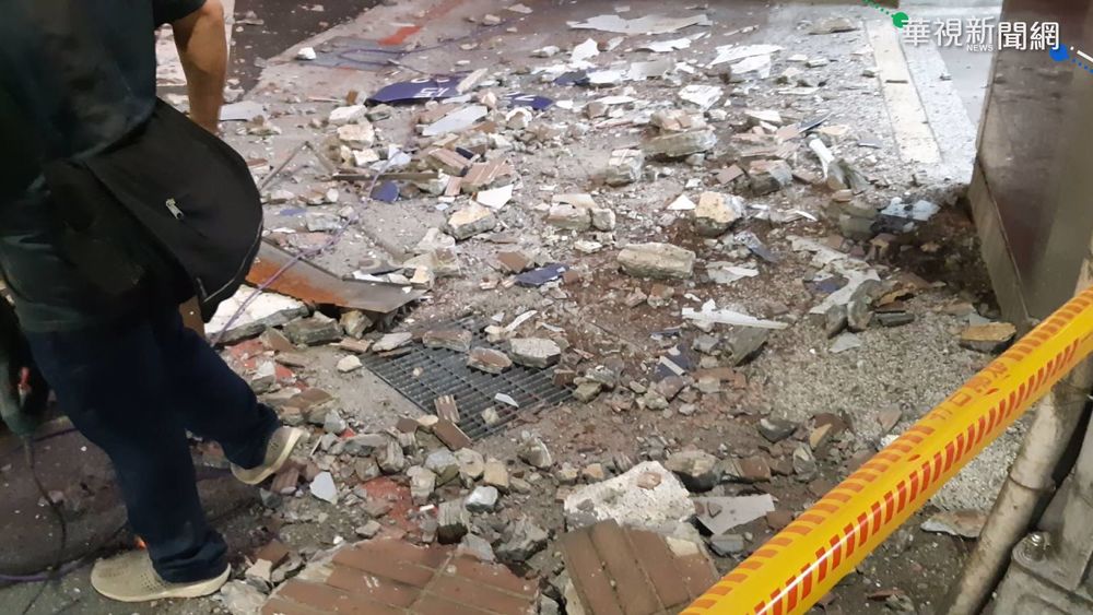 大樓外牆磁磚掉落 店家聞聲響衝出門