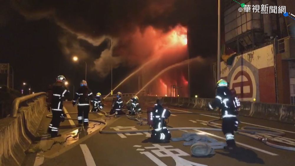 台南仁德顏料廠大火 烈焰一度進逼國道