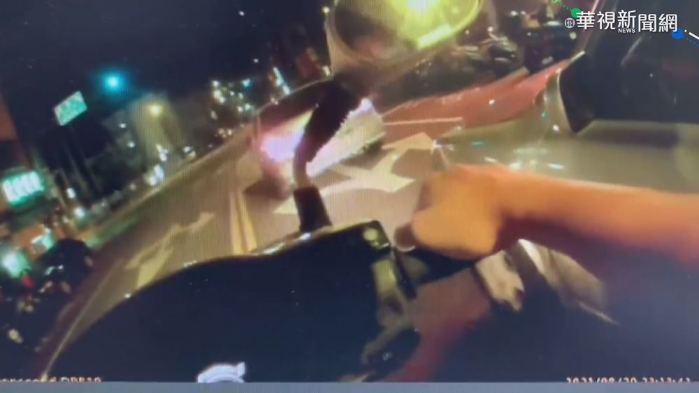 拒檢闖紅燈飛車逃 警圍捕搜出槍毒