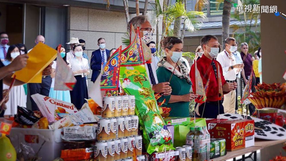 入境隨俗! AIT普渡燒美金 供桌放空心菜