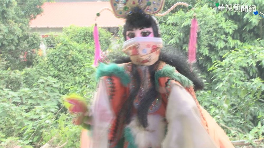 普渡不忘宣導防疫 布袋戲偶也戴口罩!