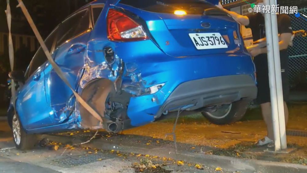 女深夜開賓士車 碰! 連撞3車翻車送醫